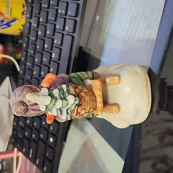 Ride into Christmas Hummel - Picture 3 of 5